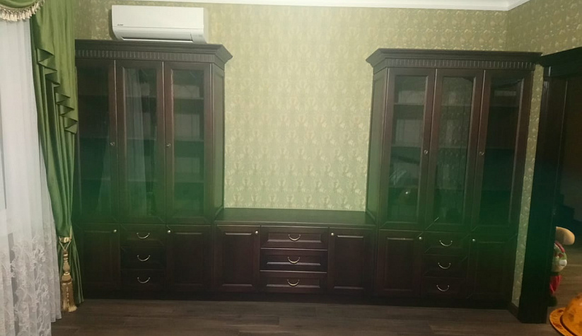 Шкаф в гостиную в классическом стиле 